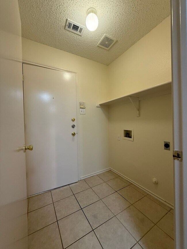 Building Photo - Schreiber Properties1 (2304 Granberry Dr)