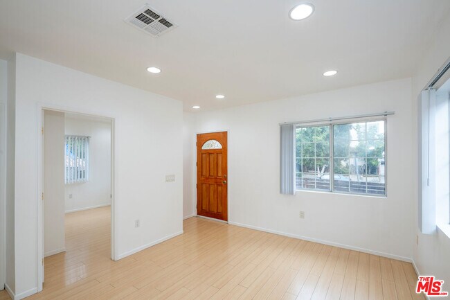 Building Photo - 339 Newland St