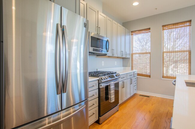 Building Photo - Gorgeous 4 BR/3.5 BA EOG Townhome in Silve...