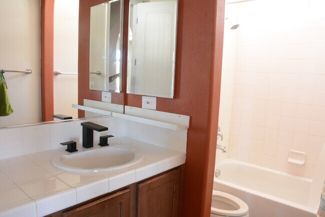 Building Photo - "Spacious 4-Bedroom Oasis with Granite Tou...