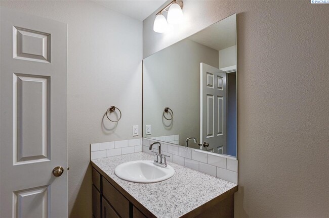 Building Photo - 3bdr/2.5 ba with garage, Low maintenance!