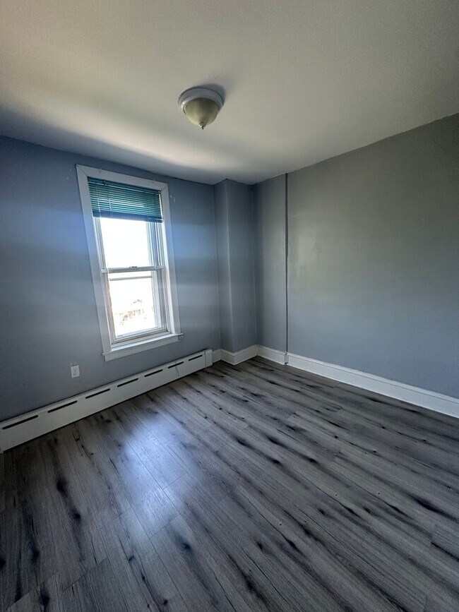 Building Photo - 3 bedroom, 1 Bath in Desirable Location