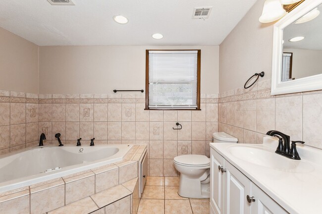 Building Photo - 873 E Greenway Ct
