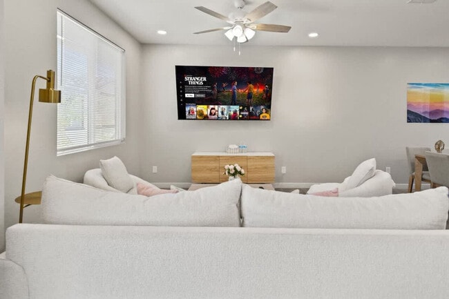 Building Photo - 6606 W Paradise Ln