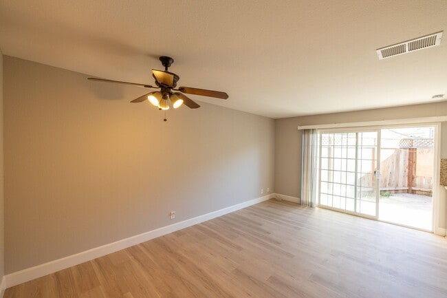 Building Photo - Spacious 4 bedroom home in Union City with...