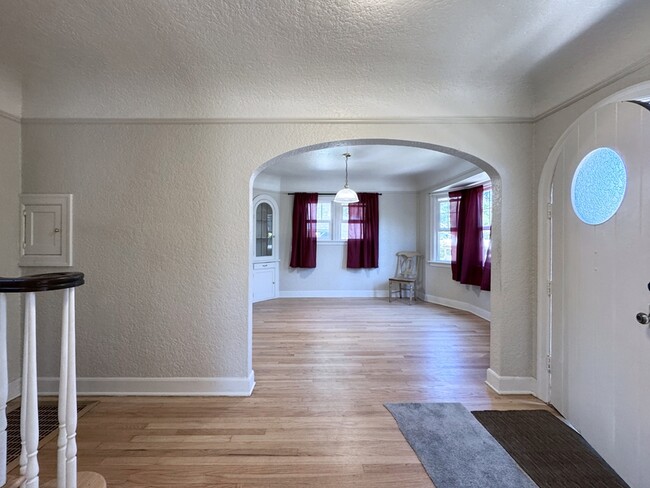Building Photo - 540 Van Buren St
