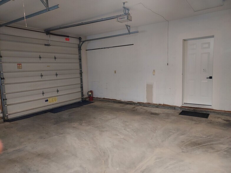 Garage - 18148 Switzer Rd