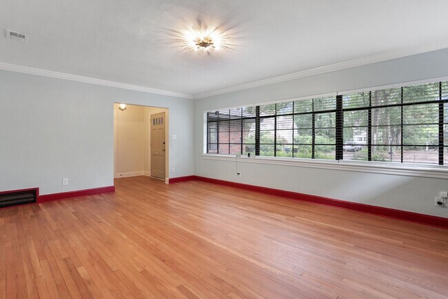 Building Photo - Renovated 3BR / 2BA Home for Rent on Gordonston Ave