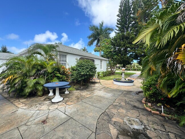 Building Photo - 200 Park Ave