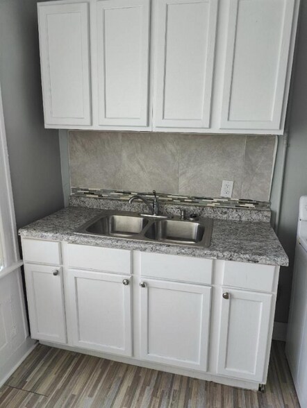 Building Photo - 15395 Linwood St