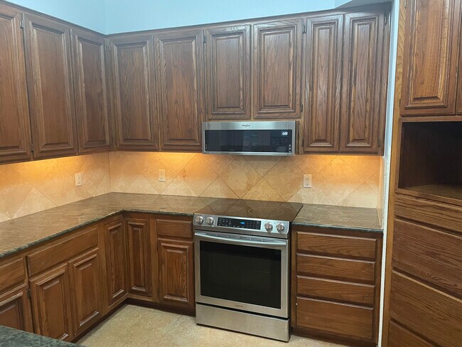 Kitchen - 8000 Donore Pl