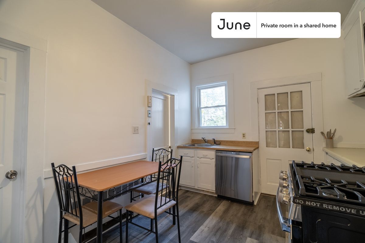 Building Photo - Private bedroom in 3 bed/1 bath Home