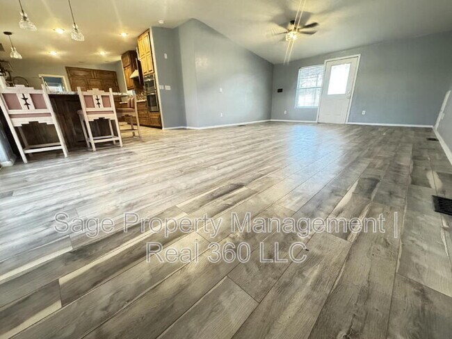 Building Photo - 4879 N Monterey Dr