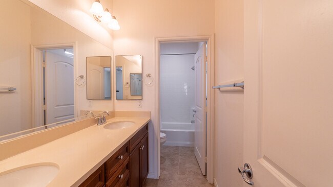 Building Photo - 570 Calle Vibrante