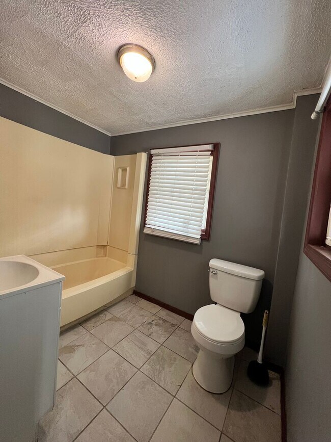 Building Photo - 3 Bedroom 1 Bath Home Available For Rent