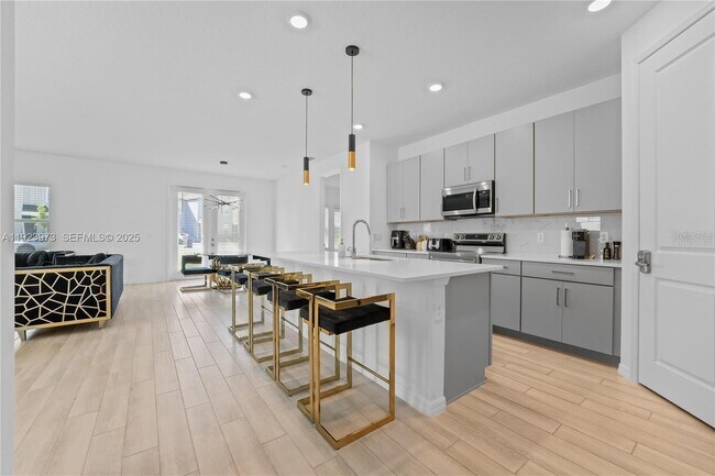 Building Photo - 2375 Lancashire St