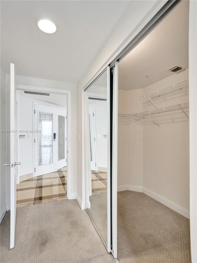 Building Photo - 100 S Birch Rd