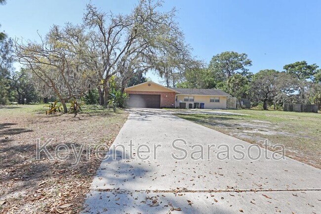 Building Photo - 5645 N Tuttle Ave