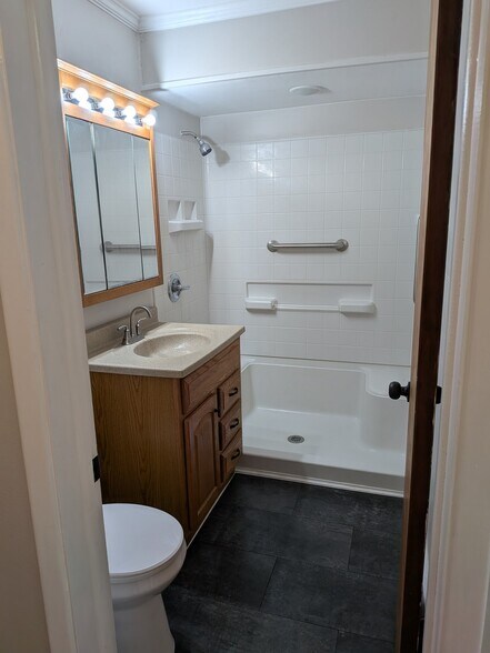 Building Photo - 561 Williams Ave