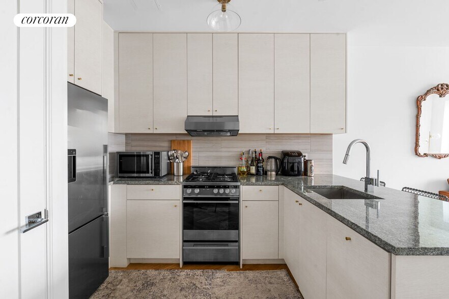 Primary Photo - 737 Bergen St