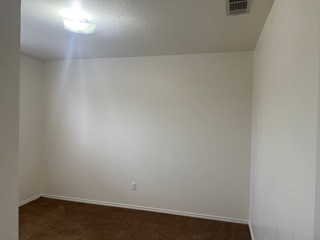 Building Photo - 2408 Thoroughbred Dr