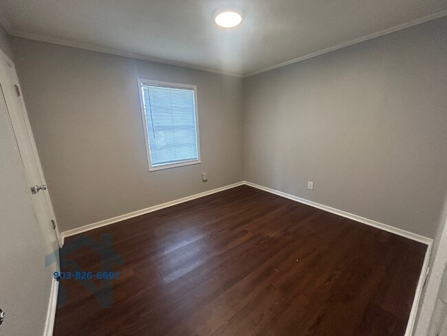 Building Photo - 1025 Crestview Dr S