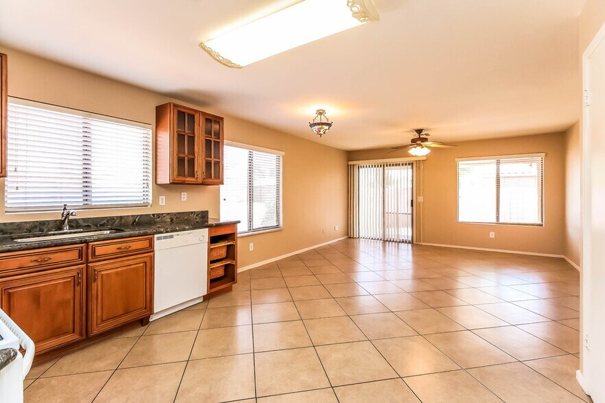 Building Photo - 10653 W Poinsettia Dr