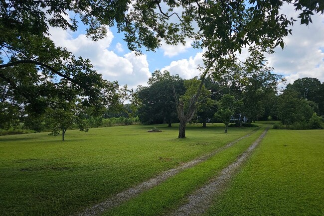 Building Photo - Exquisite 3-Bed, 3-Bath Country Retreat in...