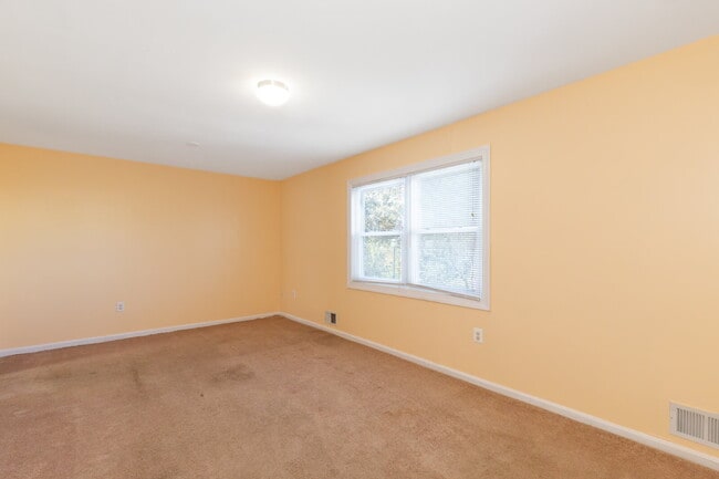 Building Photo - Spacious end-unit three-level townhome featuring 2 bedrooms and 2.5 bathrooms