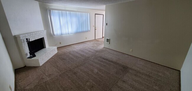 Building Photo - Two Bedroom Apartment in South Salem