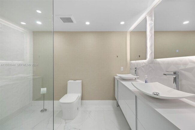 Building Photo - 5151 Collins Ave