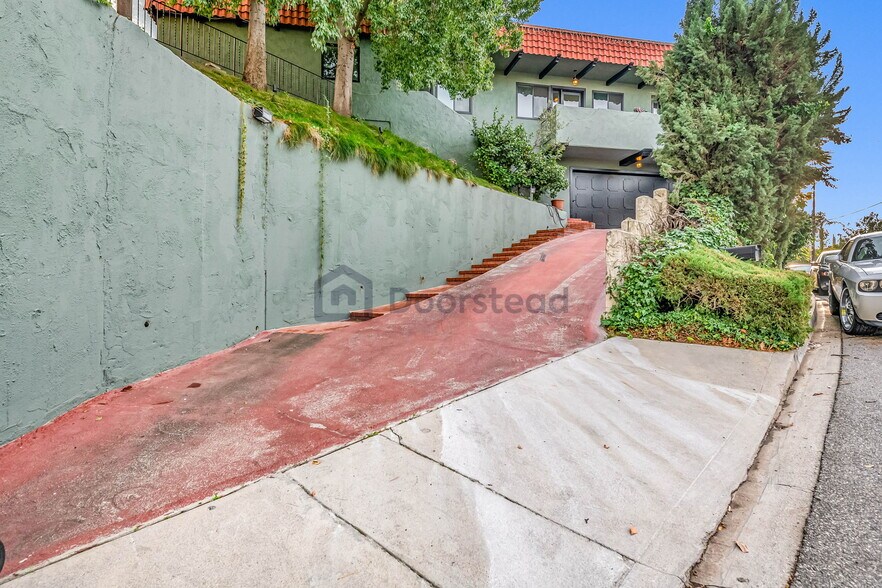 Building Photo - 5368 Calatrana Dr