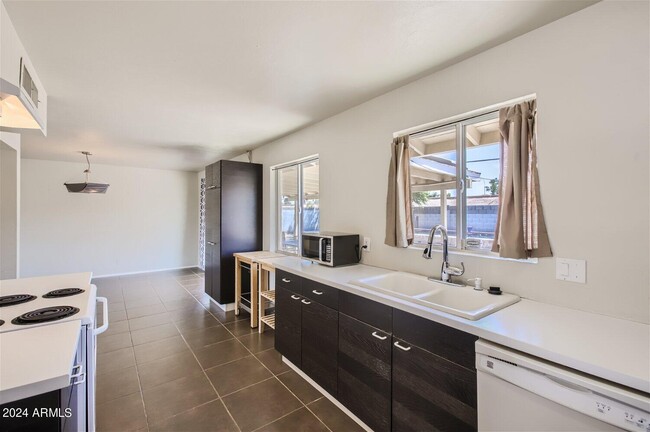 Building Photo - 3213 N 63rd Pl