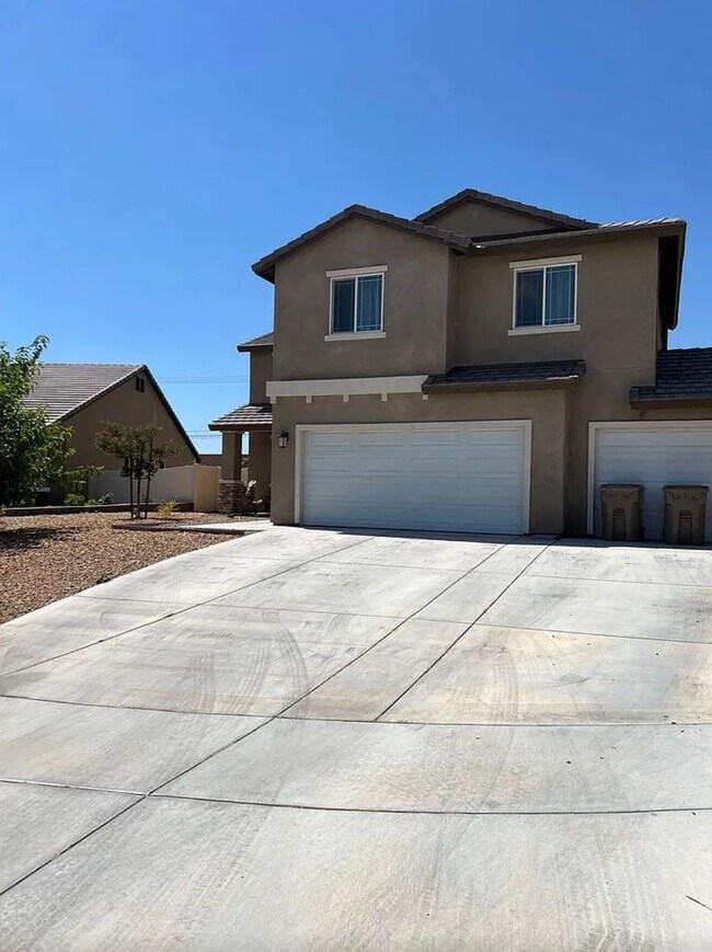 Building Photo - 4 bedroom 3bth Oak Hills area! Close to the 15 Freeway!