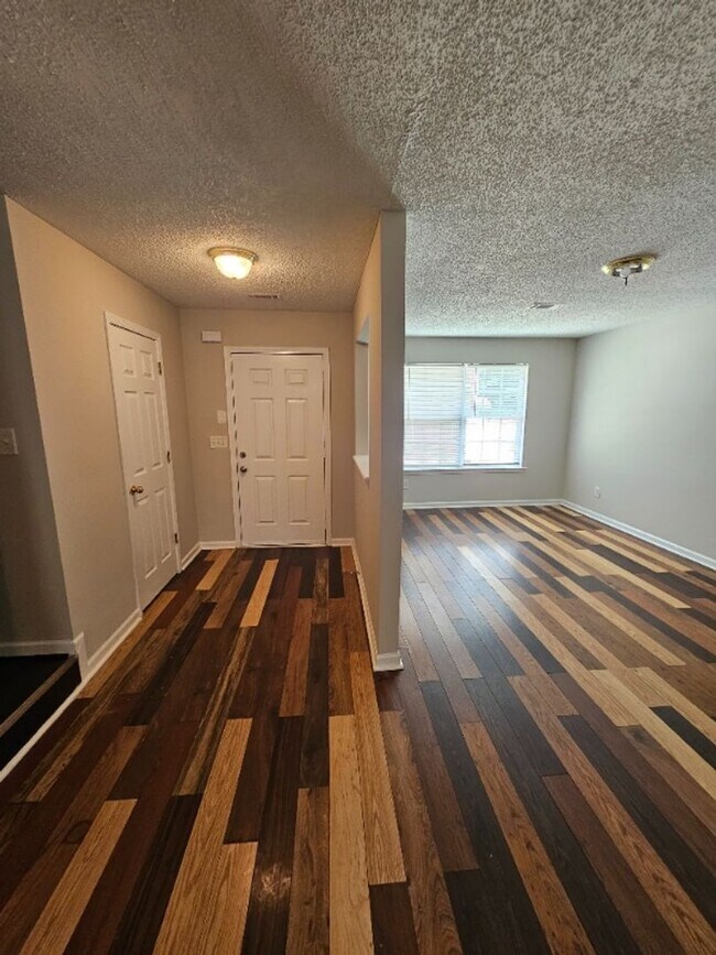 Building Photo - 1300 Maple Valley Ct