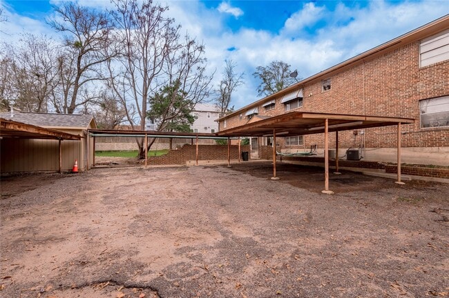 Building Photo - 818 University Ave