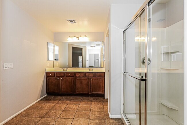 Building Photo - 8822 W Pioneer St