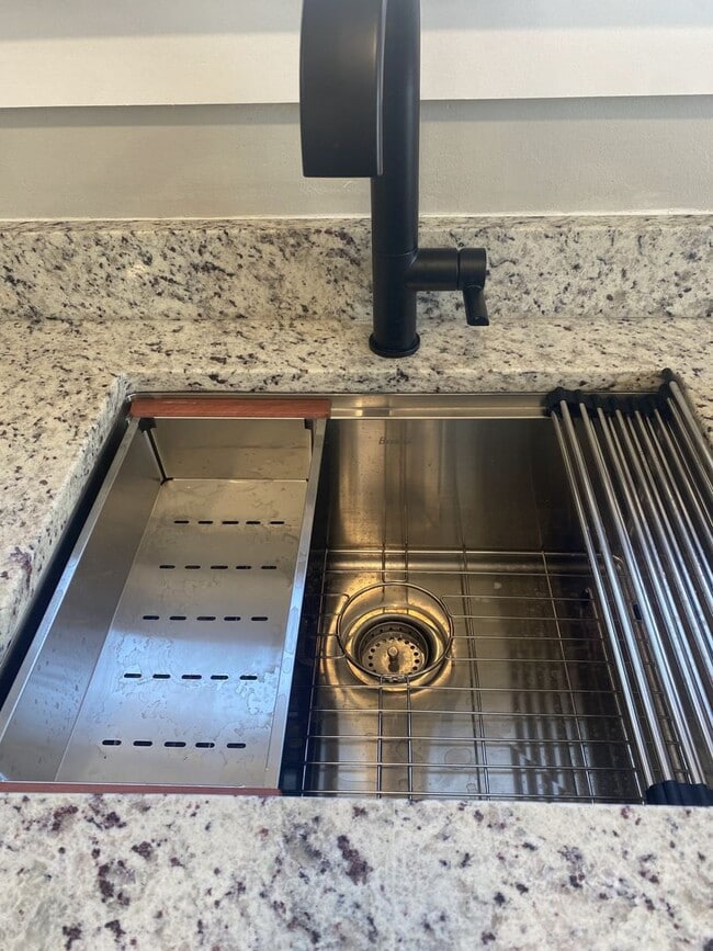 Building Photo - ADORABLE 2 BEDROOM / 1 BATH BRICK RANCH HOME - E McKEEPSPORT