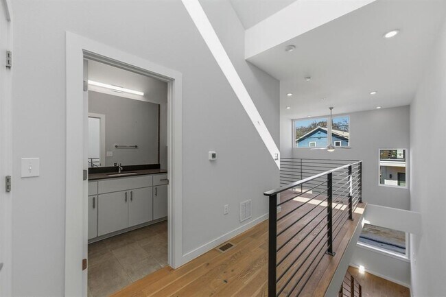 Building Photo - 2002 E 7th St