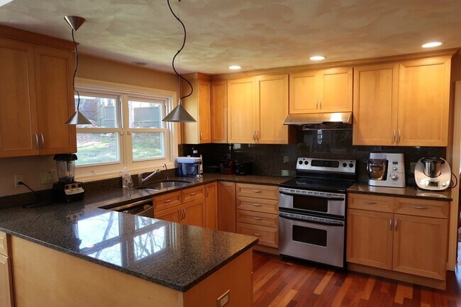 Building Photo - 162 E Emerson Rd