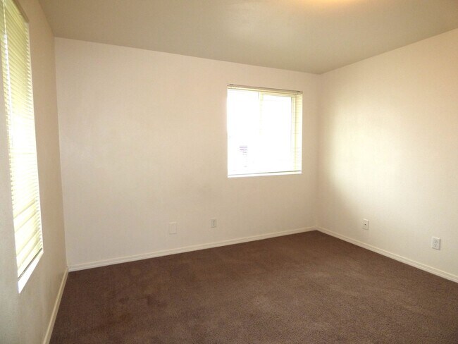 Building Photo - Rent Special: FREE First Full Month's Rent - 2 Bedroom 1 Bath Unit NE Salem!