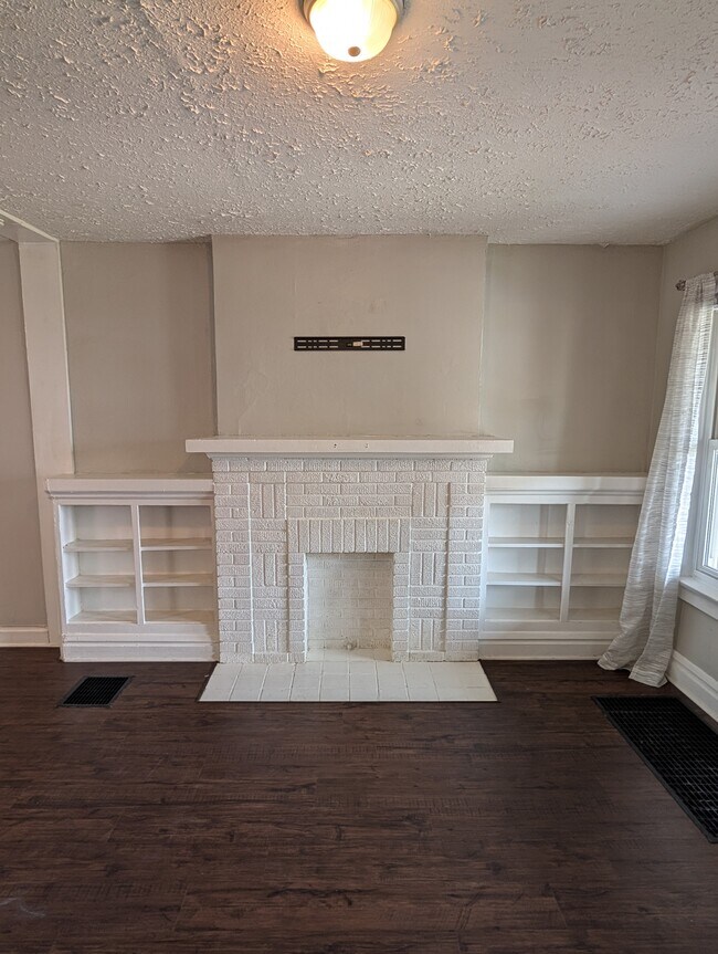 Living Room Mantle w/ TV Mount - 816 Wager St