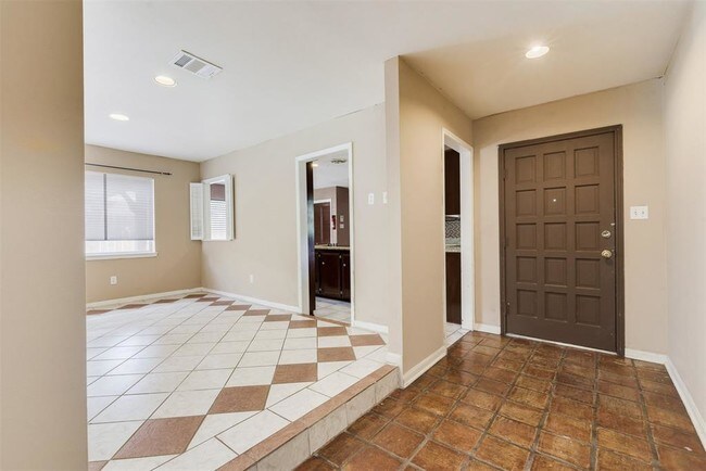 Building Photo - 2207 Briarview Dr