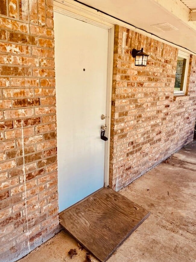 Building Photo - BEAUTIFUL COUNTRY 2 BEDROOM LEASE HOME IN ...