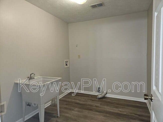 Building Photo - 119 2nd Ave