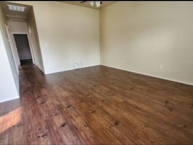 Building Photo - "Spacious 3-Bedroom Duplex with Granite To...