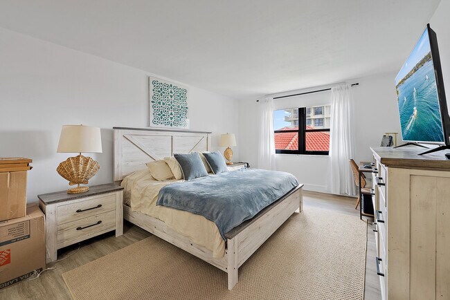 Building Photo - 5480 N Ocean Dr