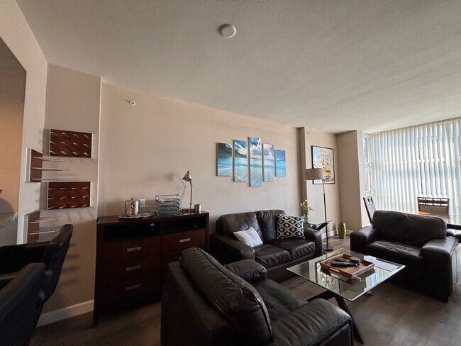 Building Photo - Modern Downtown Condo with Balcony, Pool, ...