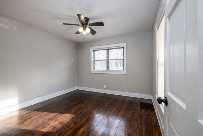 Building Photo - 2 Bedroom 1 Bath South Wedge, 1st floor la...