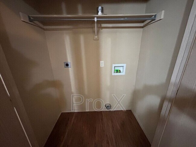 Building Photo - 3304 SW Victoria Pl